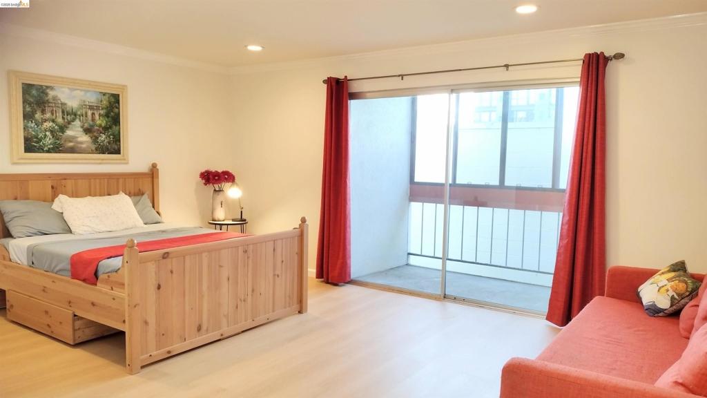 288 Whitmore St 212, Oakland, CA 94611 — photo 1