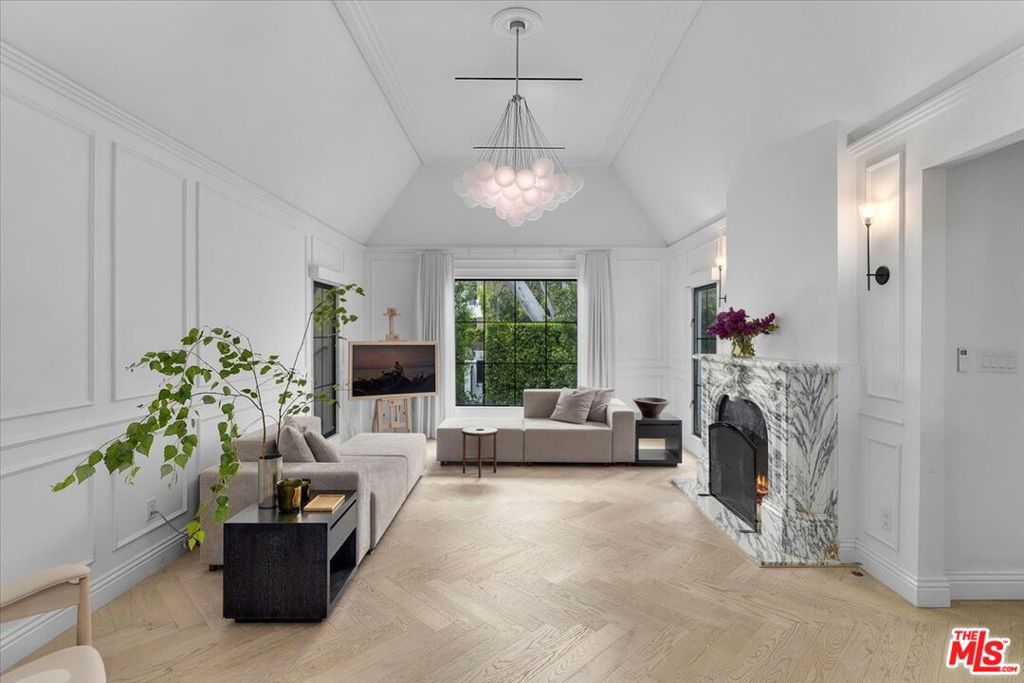 161 S Laurel Avenue, Los Angeles, CA 90048 — photo 1