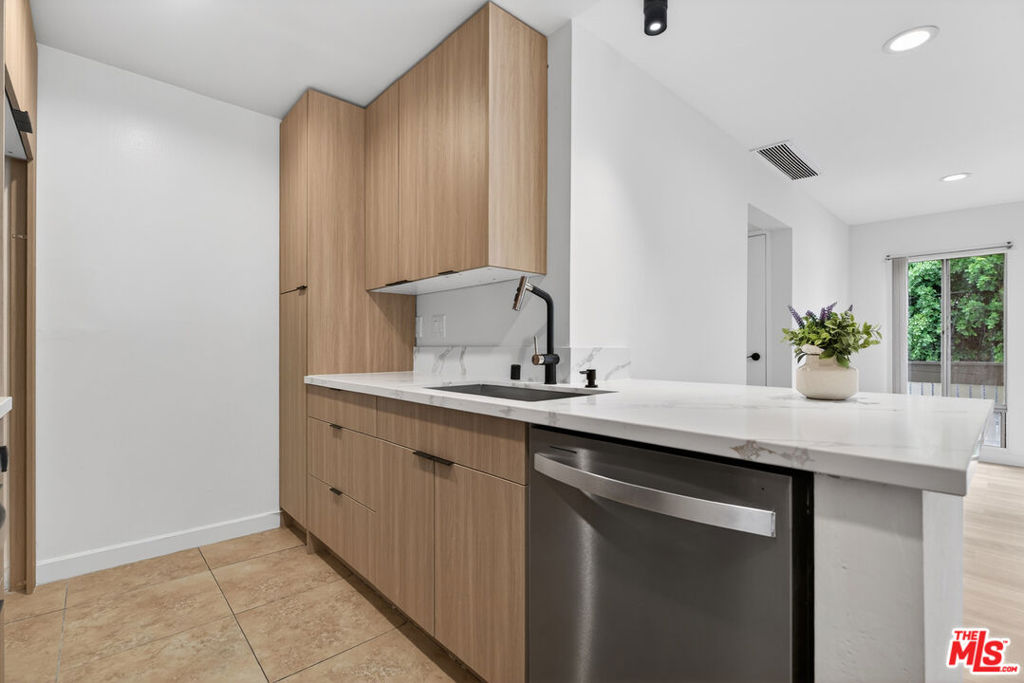 8601 International Avenue 122, Canoga Park, CA 91304 — photo 1