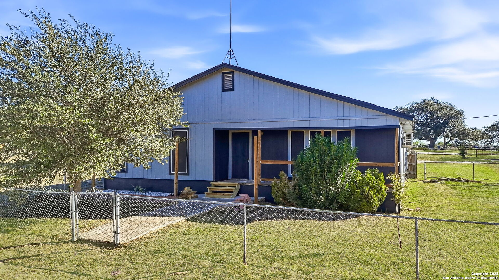 1037 county road 7711, ,  78016 — photo 1