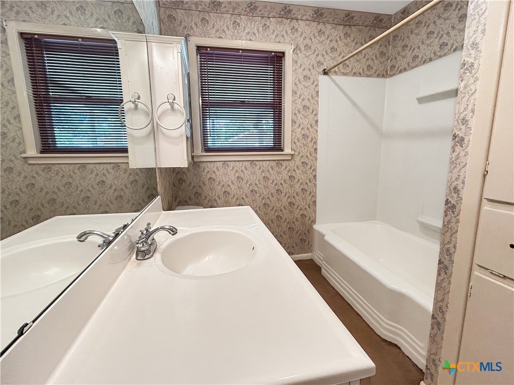 802 E 14th St, Cameron, TX 76520 — photo 1