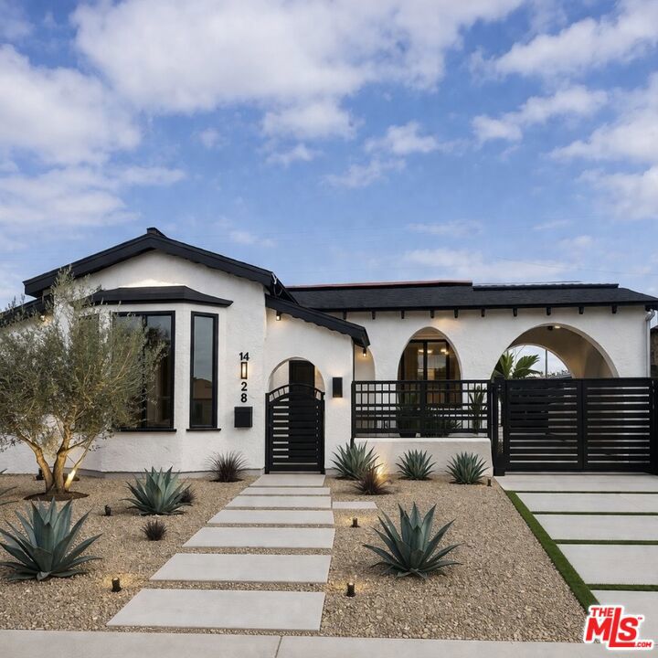 10022 S Manhattan Place, Los Angeles, CA 90047 — photo 1