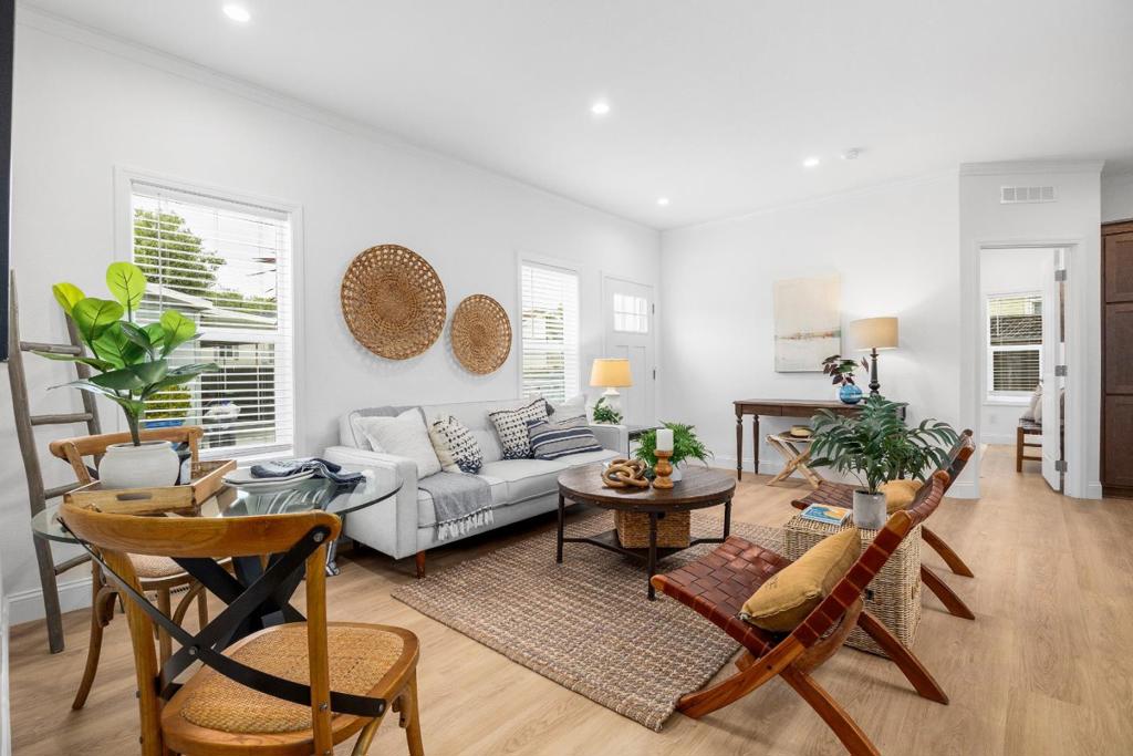 2711 Mar Vista Drive 43