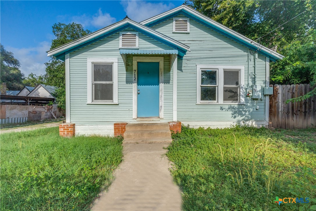 712 S Austin Street, Seguin, TX 78155 — photo 1