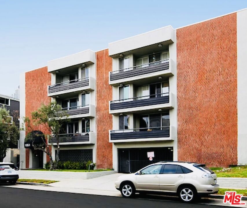 11951 Mayfield Avenue 107, Los Angeles, CA 90049 — photo 1