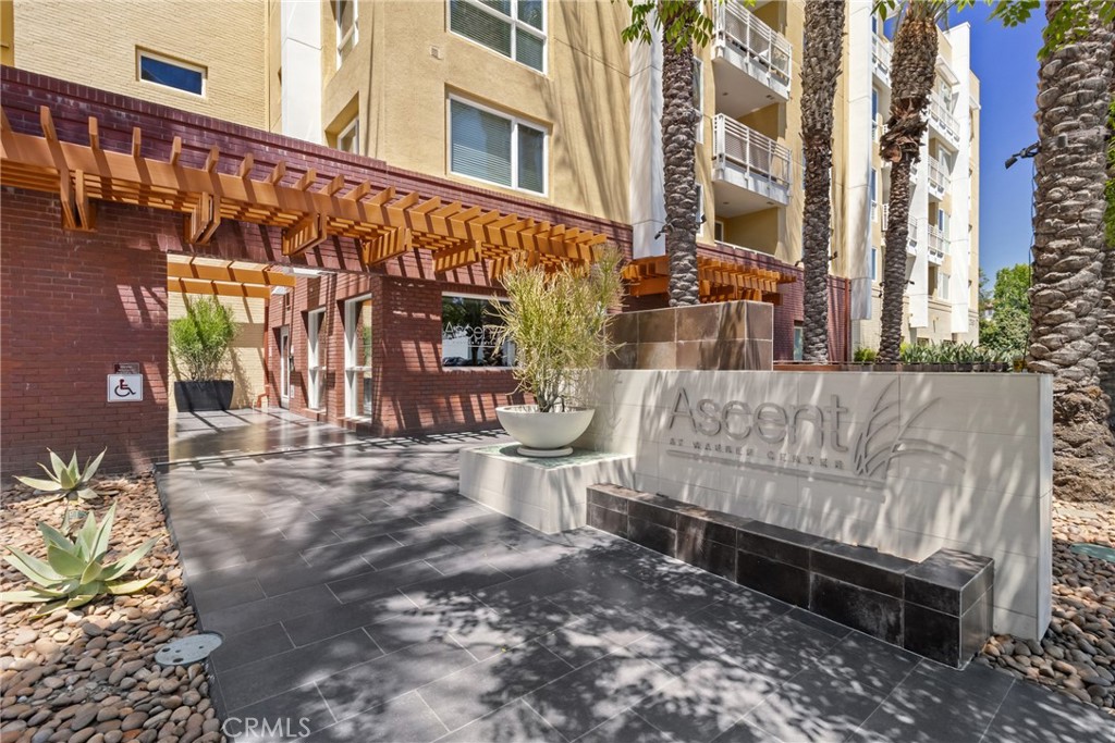 21301 Erwin Street 511, Woodland Hills, CA 91367 — photo 1