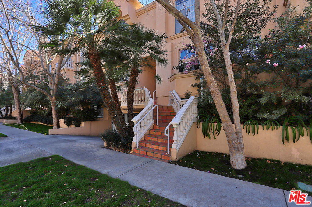 11112 La Maida Street 14, North Hollywood, CA 91601 — photo 1