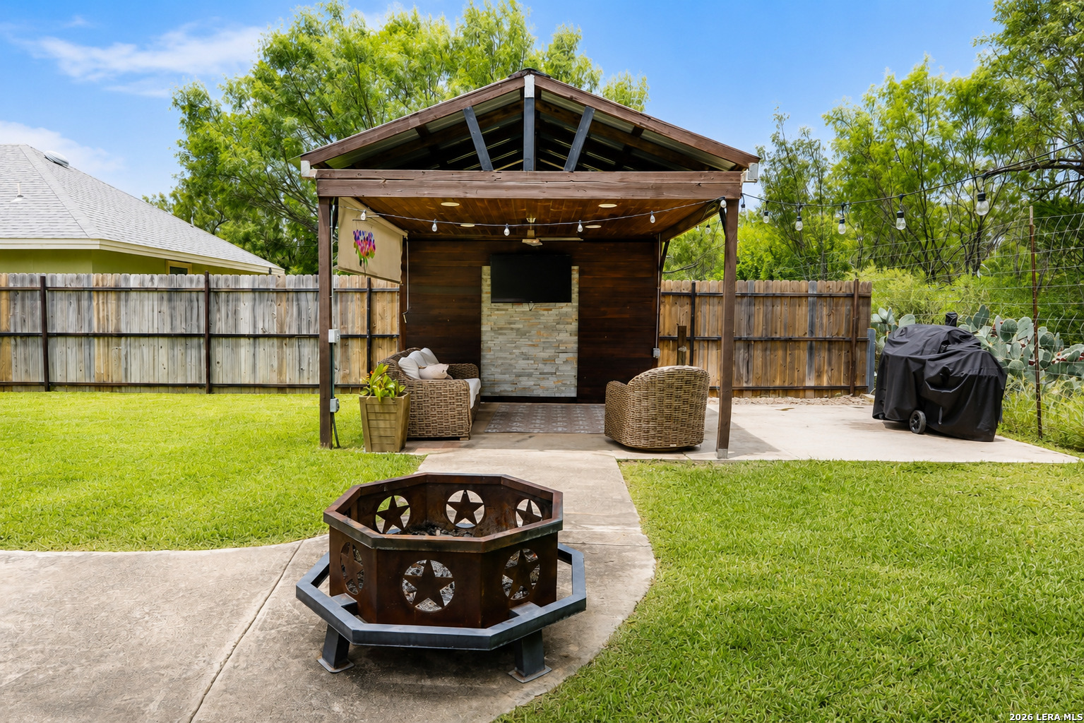 110 RIO GRANDE ST, Uvalde, TX 78801 — photo 1