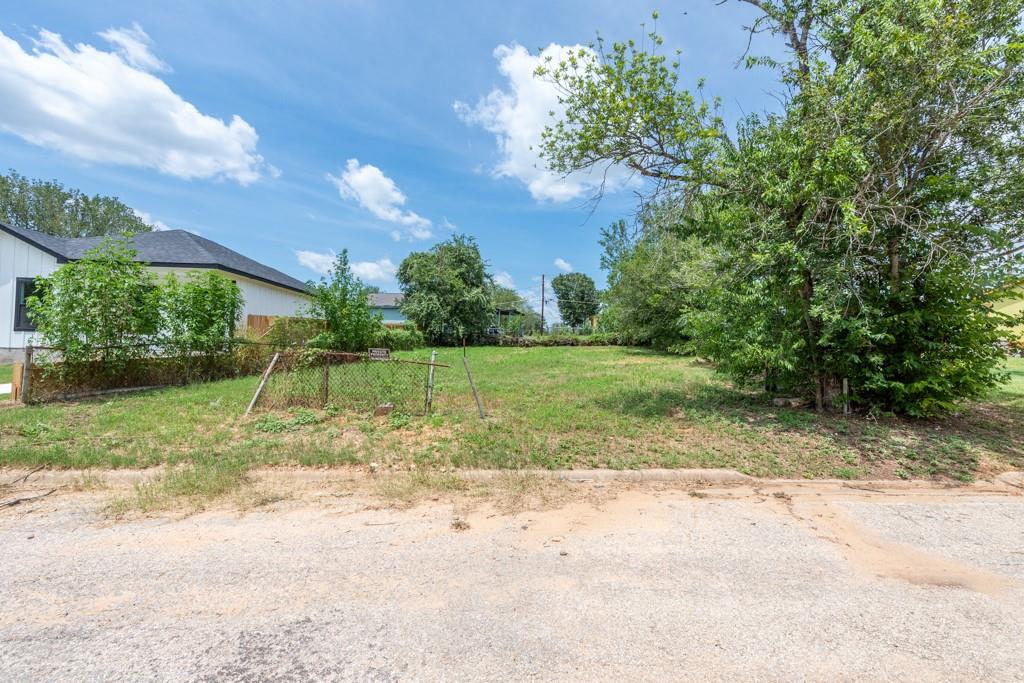 112  Field St, Luling, TX 78648 — photo 1