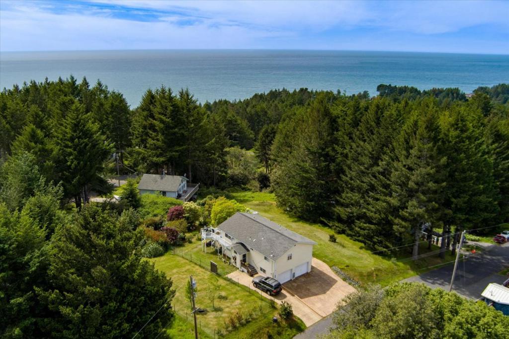 520 Redwood Road, Whitethorn, CA 95589 — photo 1
