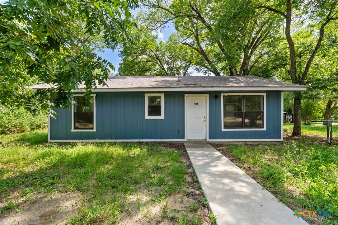 903 W 1st Street, Cameron, TX 76520 — photo 1