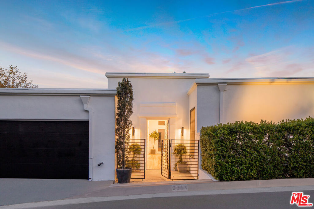9314 Lloydcrest Drive, Los Angeles, CA 90210 — photo 1