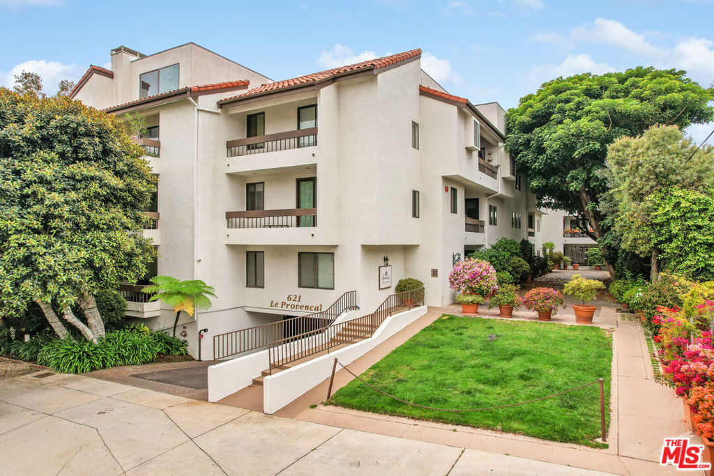 621 S Barrington Avenue 110, Los Angeles, CA 90049 — photo 1