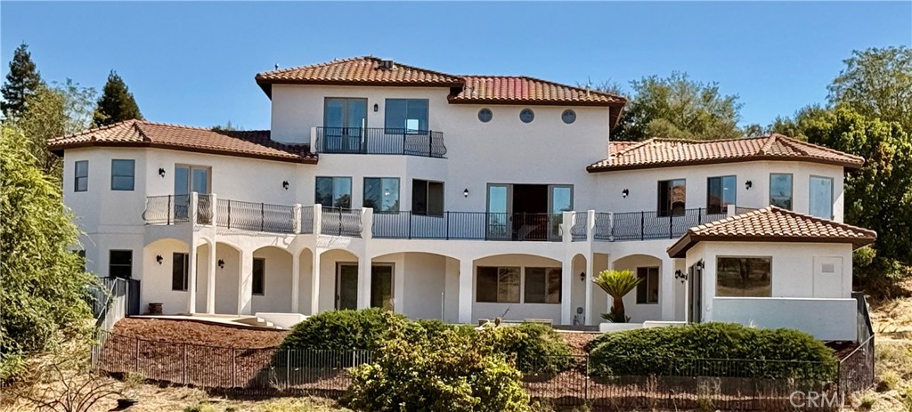 2040 Vista De La Vina
