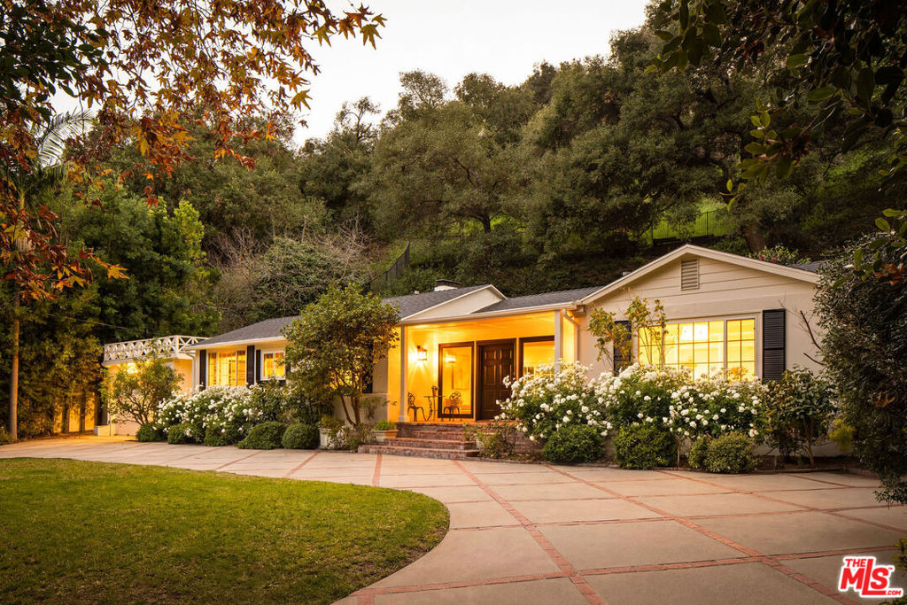 2533 Benedict Canyon Drive, Beverly Hills, CA 90210 — photo 1