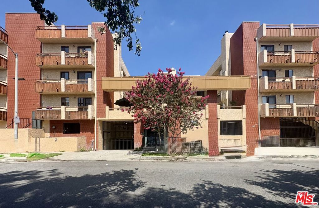 8710 Independence Avenue 301, Canoga Park, CA 91304 — photo 1