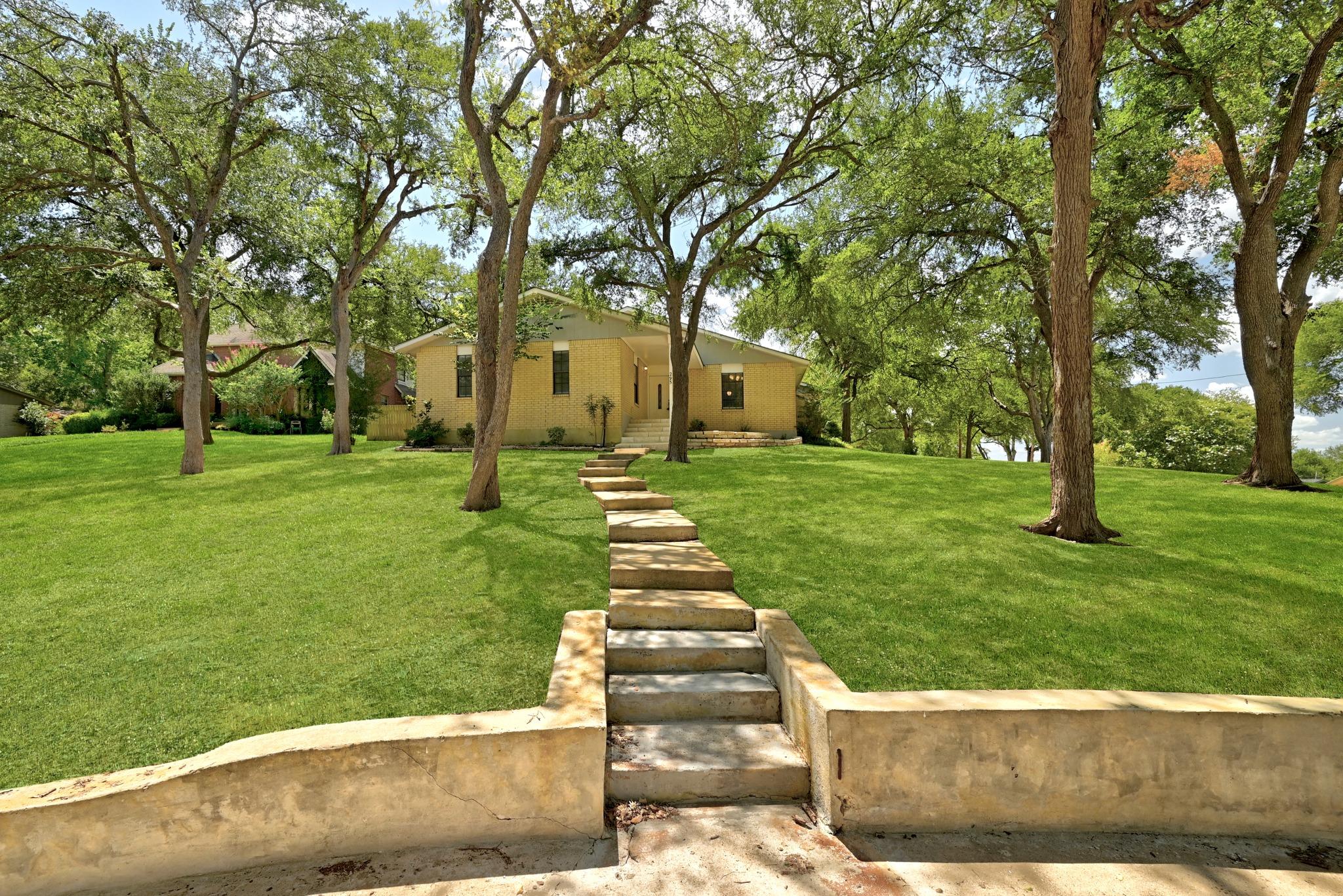 295 OAK CREEK, Luling, TX 78648 — photo 1