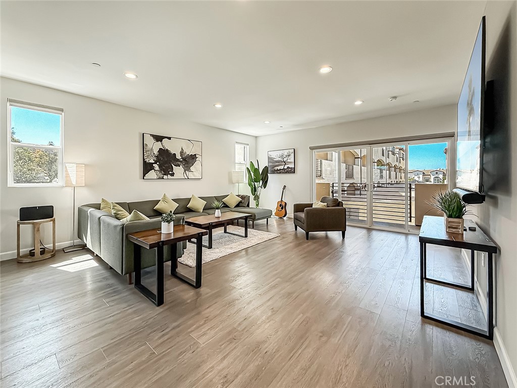 946 Warwick, Thousand Oaks, CA 91360 — photo 1