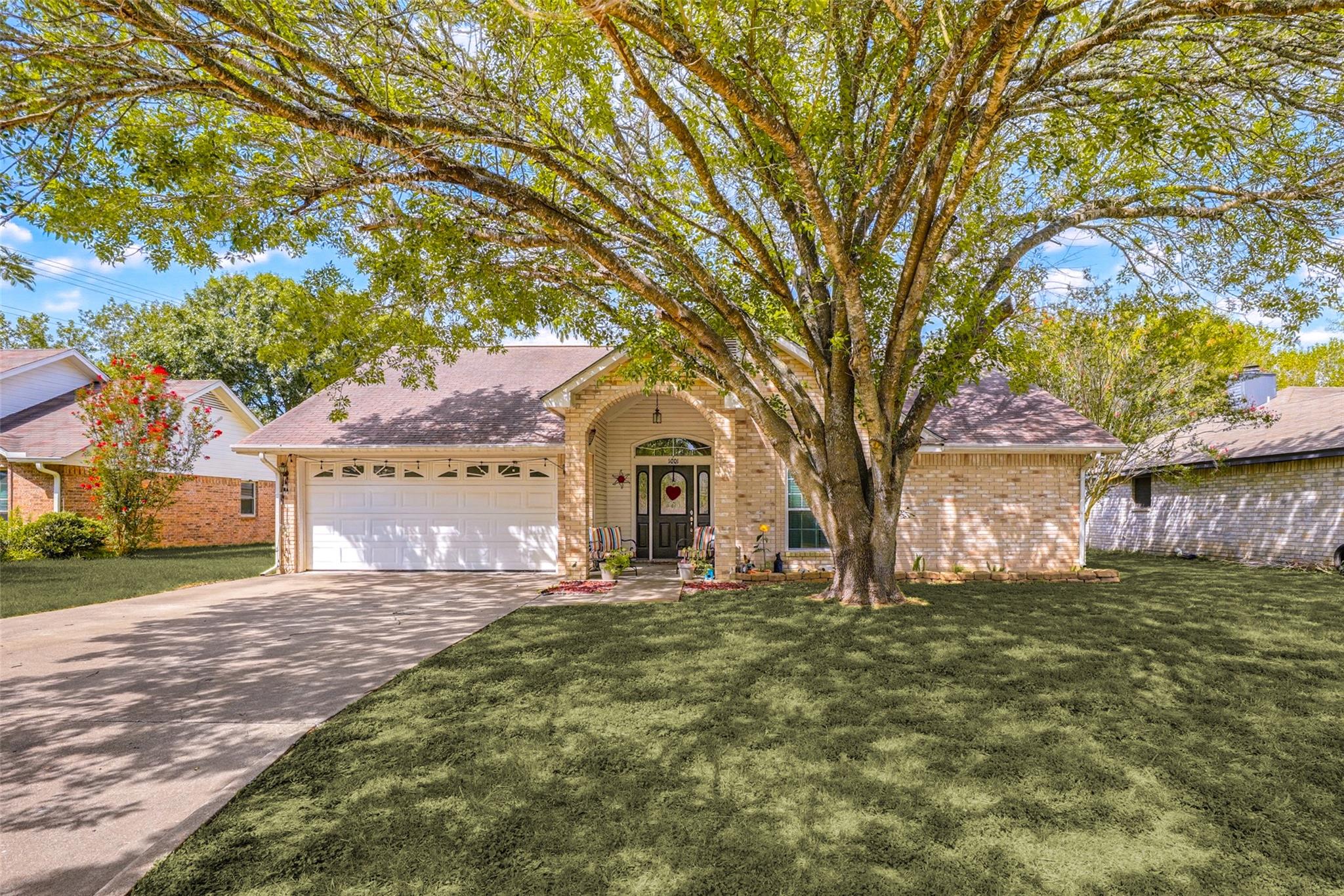 1001 Travis, Lockhart, TX 78644 — photo 1