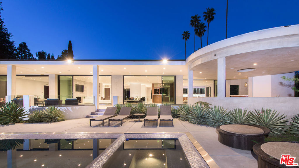 900 N HILLCREST Road, Beverly Hills, CA 90210 — photo 1