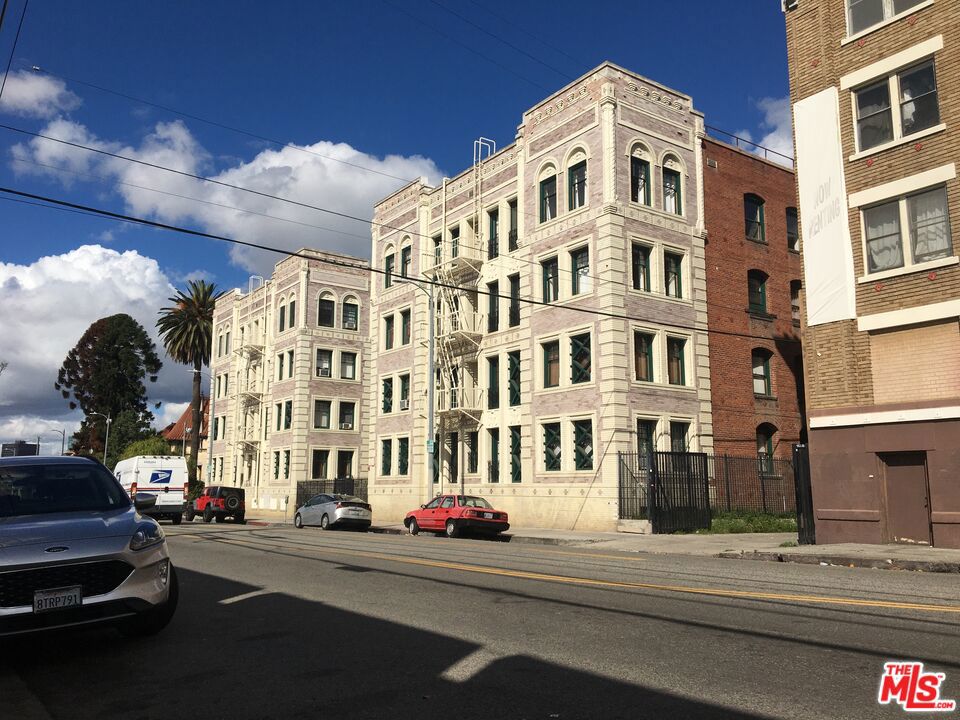 2121 James M Wood Boulevard 201, Los Angeles, CA 90006 — photo 1