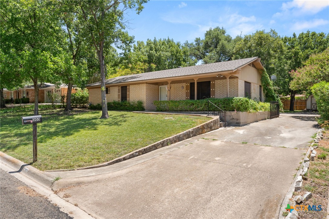 303 20th, Belton, TX 76513 — photo 1
