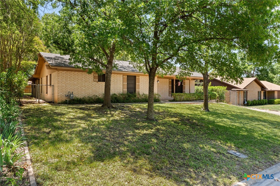 303 E 20th Avenue, Belton, TX 76513 — photo 1