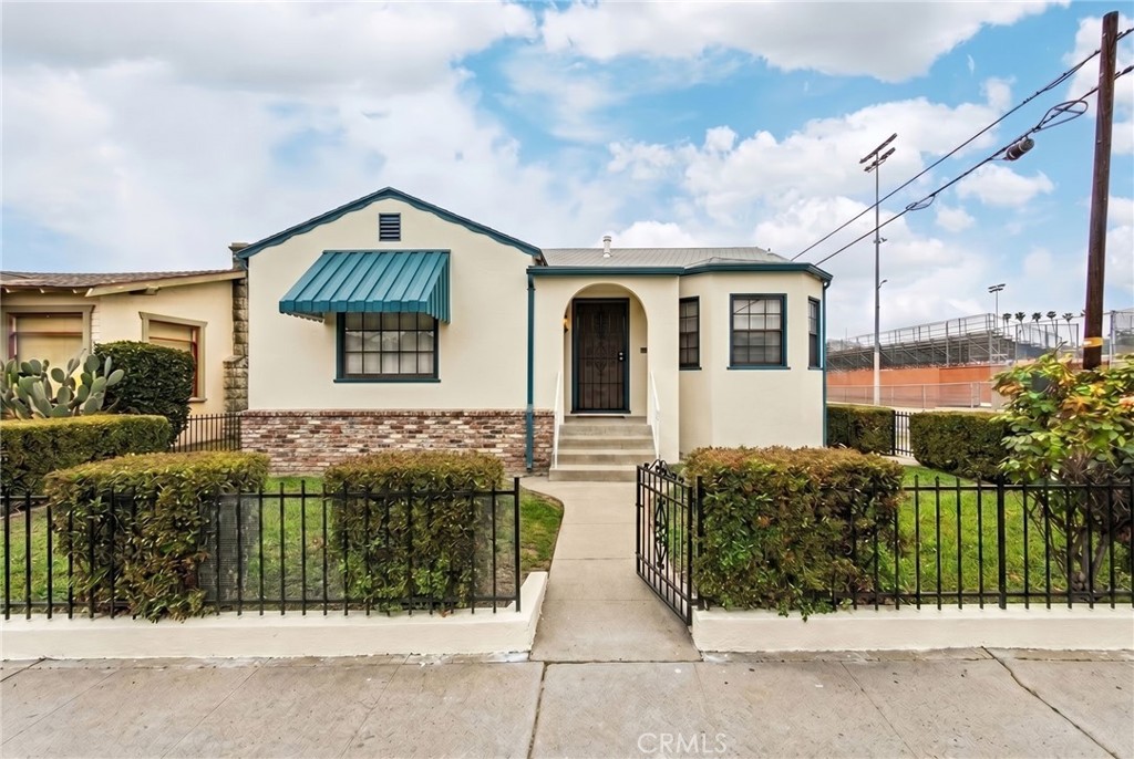 1305 S Cabrillo, San Pedro, CA 90731 — photo 1