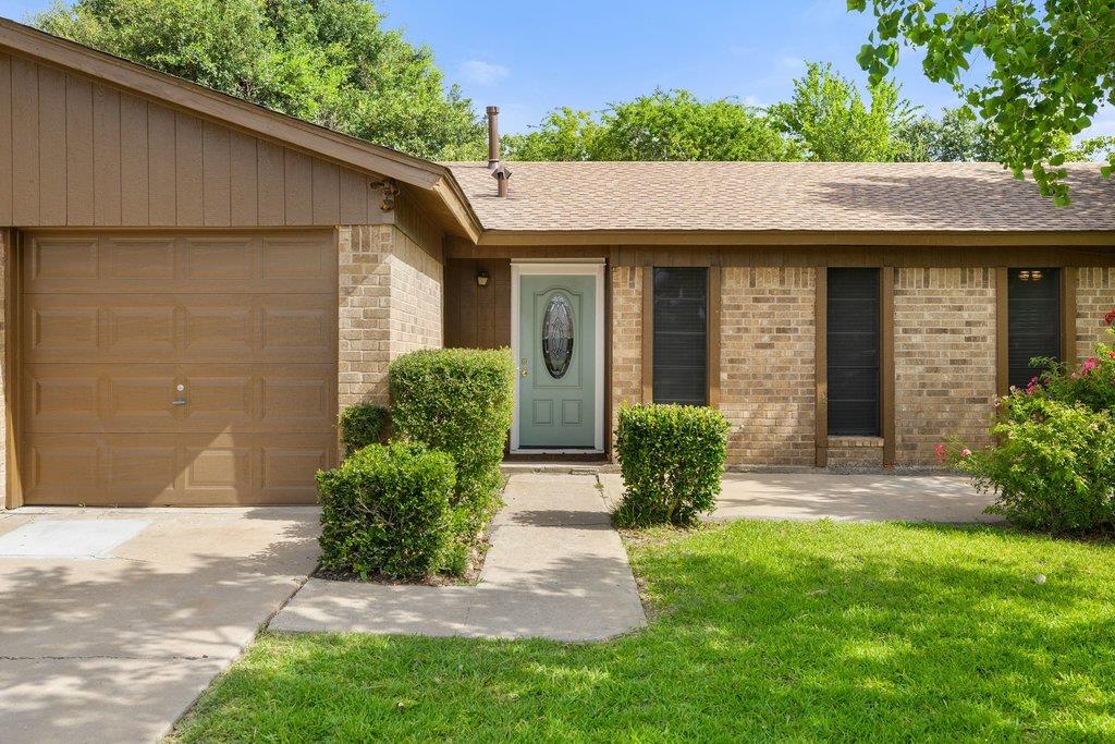 704 Brookwood, Taylor, TX 76574 — photo 1