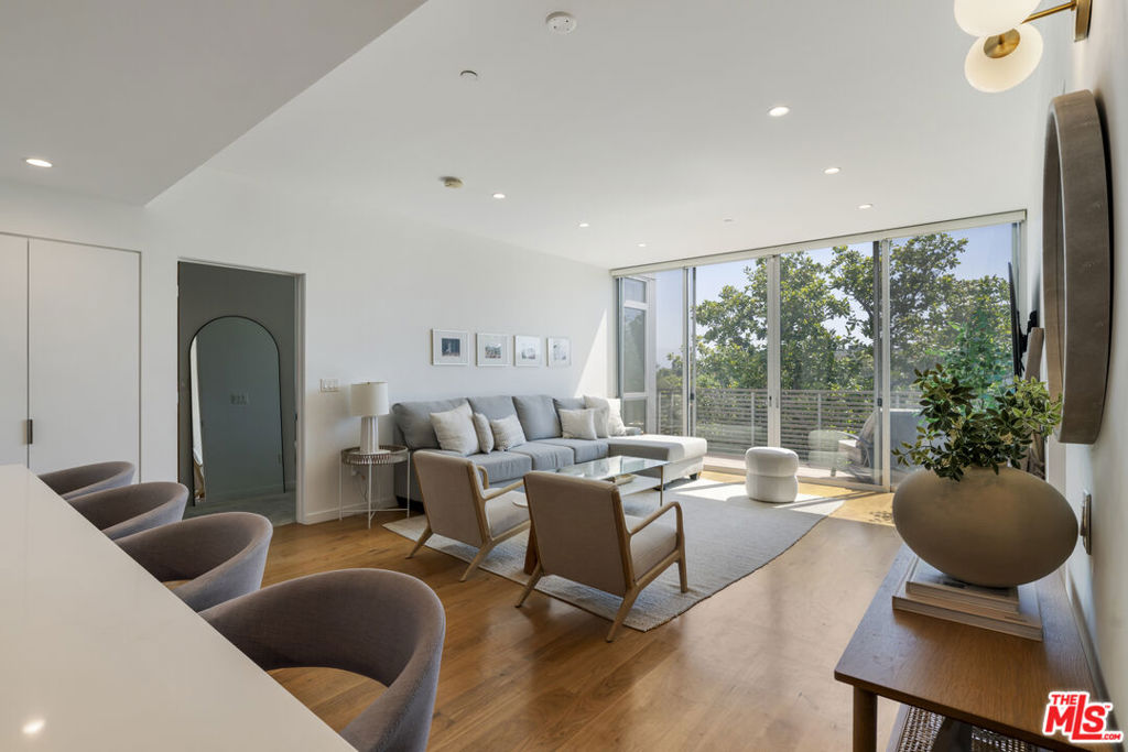 12504 Woodbridge Street 402, Studio City, CA 91604 — photo 1