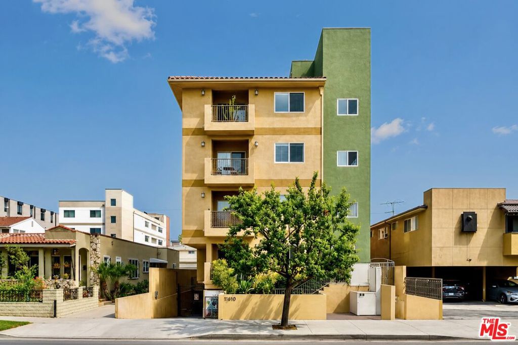 936 N Hudson Avenue 302, Los Angeles, CA 90038 — photo 1