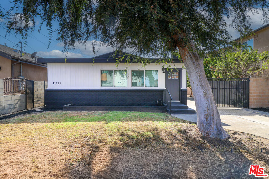 11125 S Osage Avenue, Inglewood, CA 90304 — photo 1