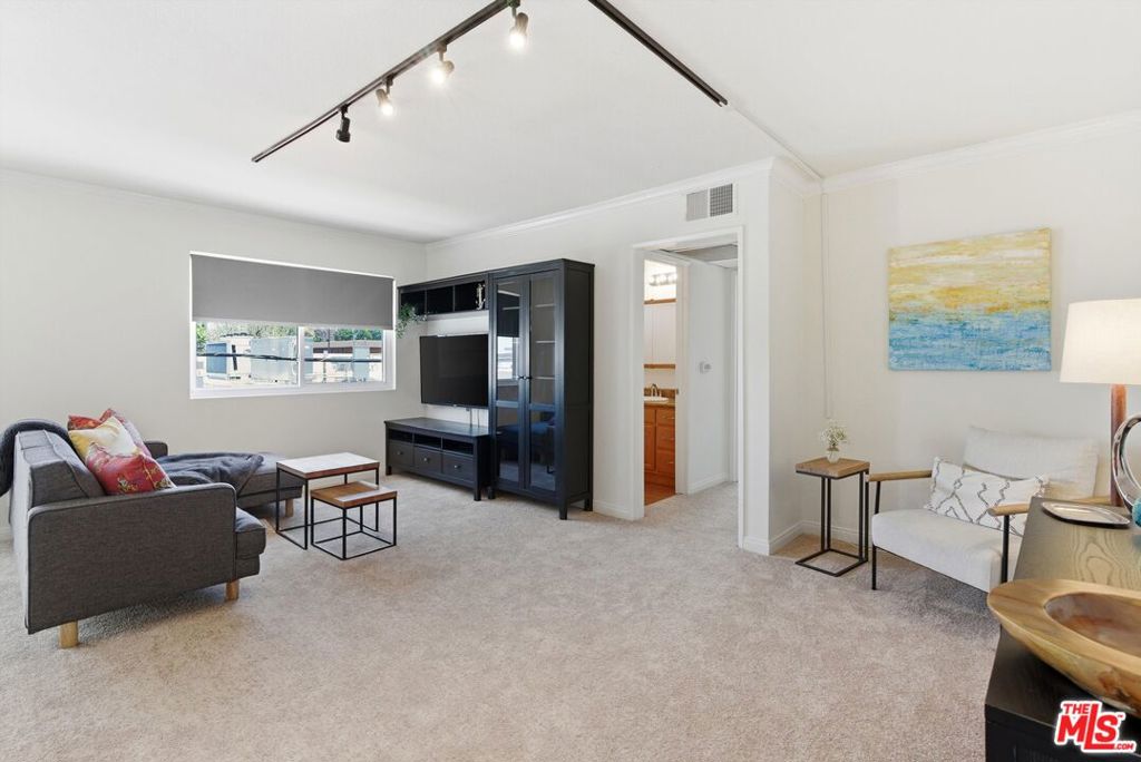 1015 E Spazier Avenue 205, Burbank, CA 91502 — photo 1
