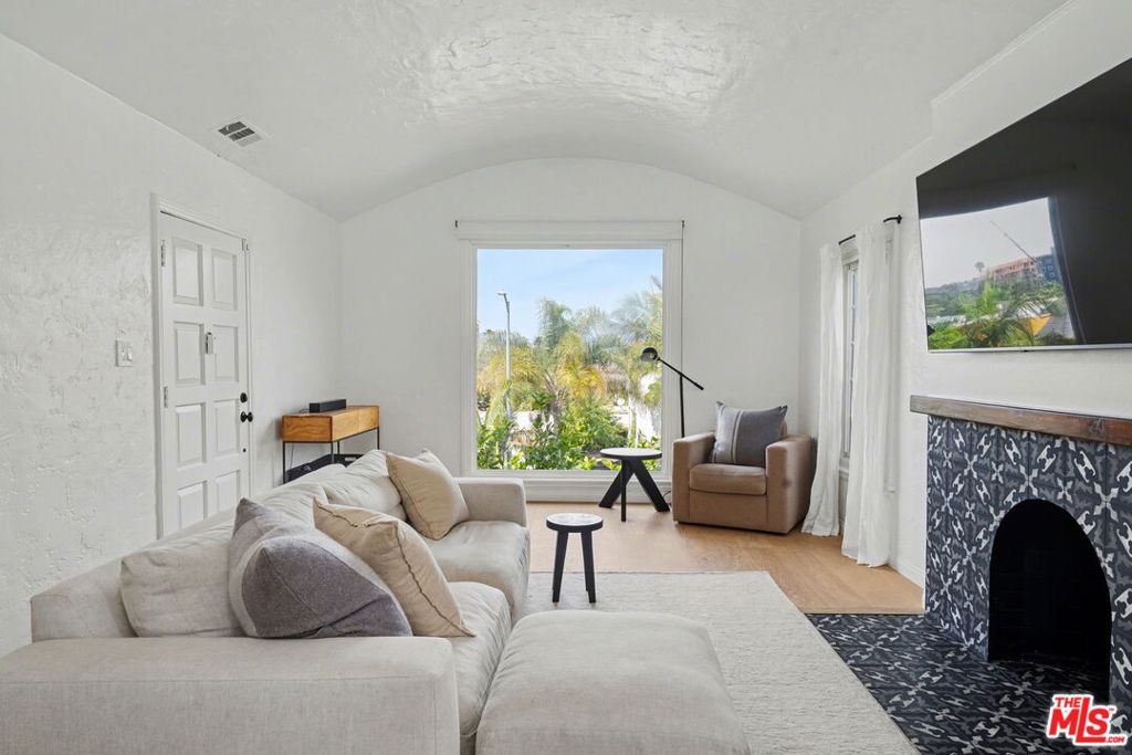1330 Hauser Boulevard, Los Angeles, CA 90019 — photo 1