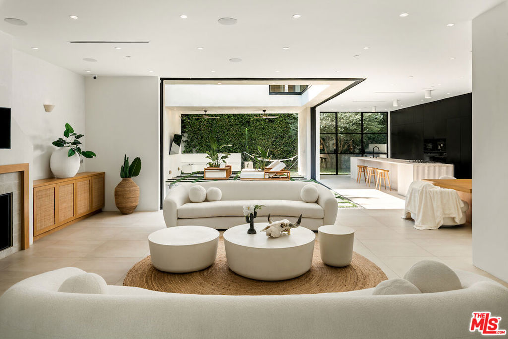 839 N Genesee Avenue, Los Angeles, CA 90046 — photo 1