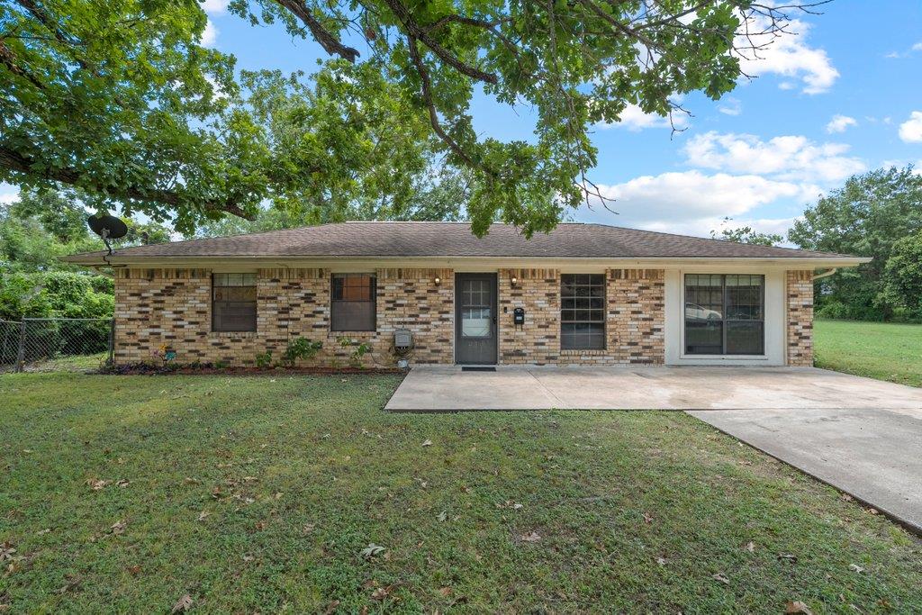 213 Atascosa, Lockhart, TX 78644 — photo 1
