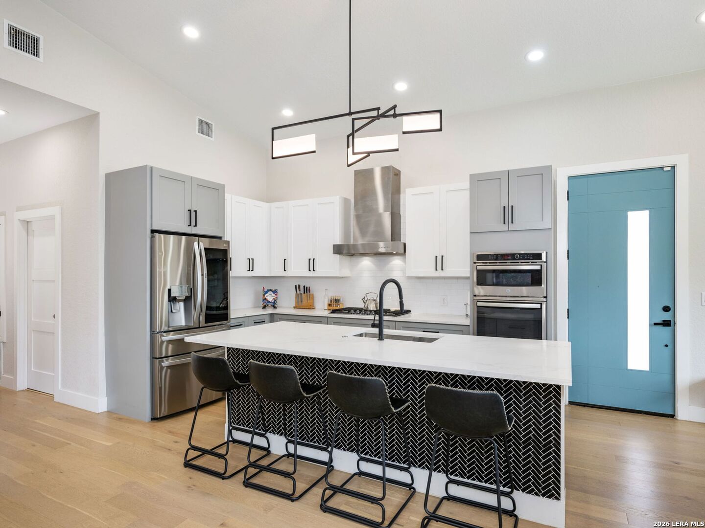 211 W LUBBOCK ST, San Antonio, TX 78204 — photo 1