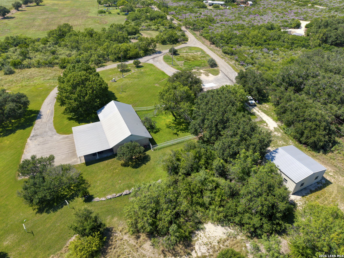 433 MILLS LN, Uvalde, TX 78801 — photo 1
