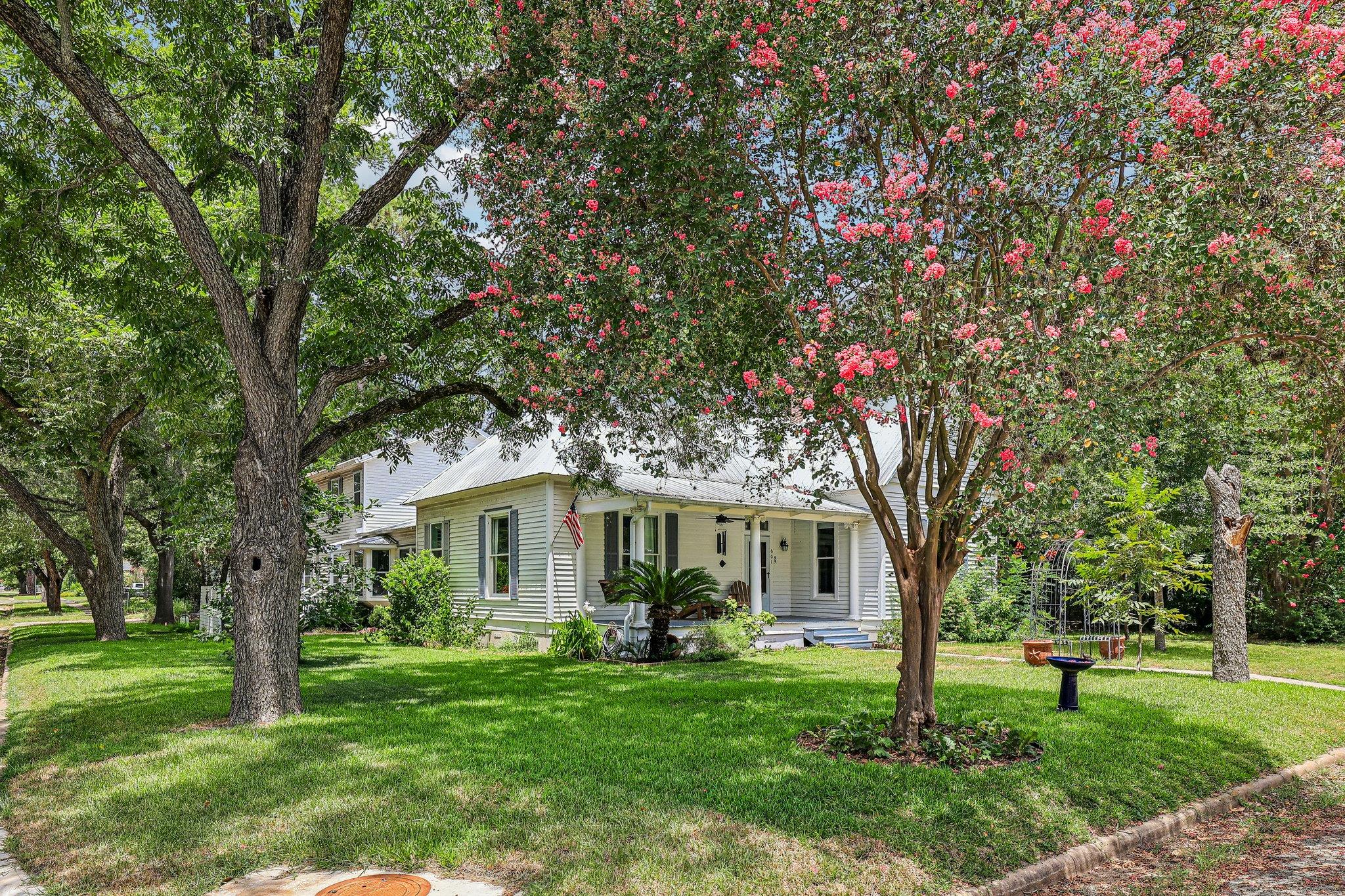 601  Garwood St, Smithville, TX 78957 — photo 1