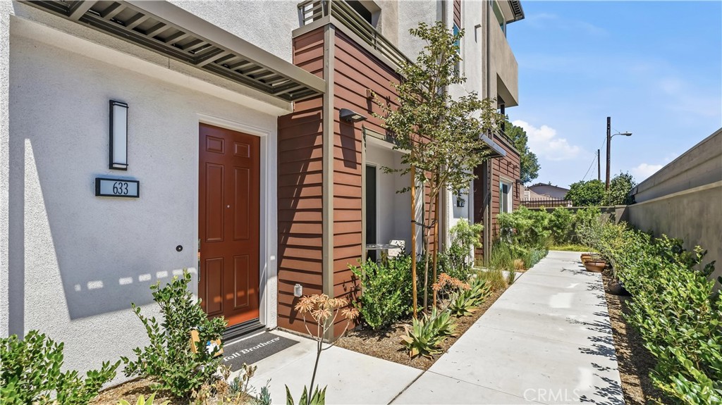 633 S Lyon St, Santa Ana, CA 92705 — photo 1