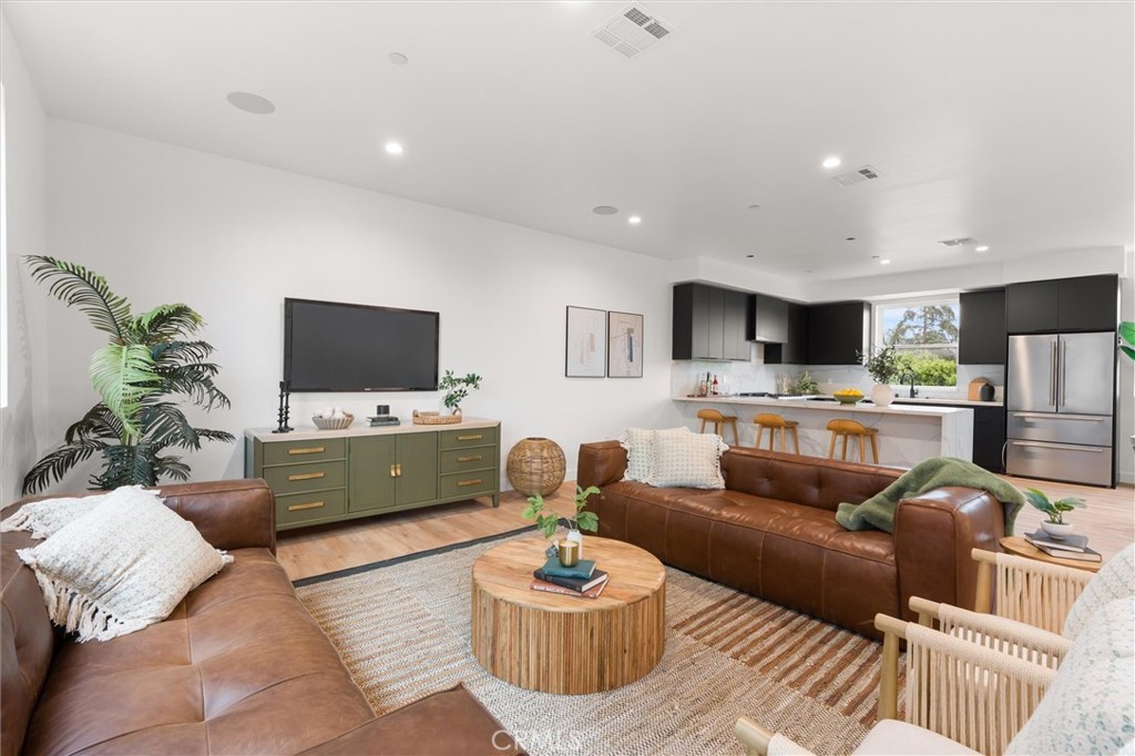 6057 N Tujunga Avenue