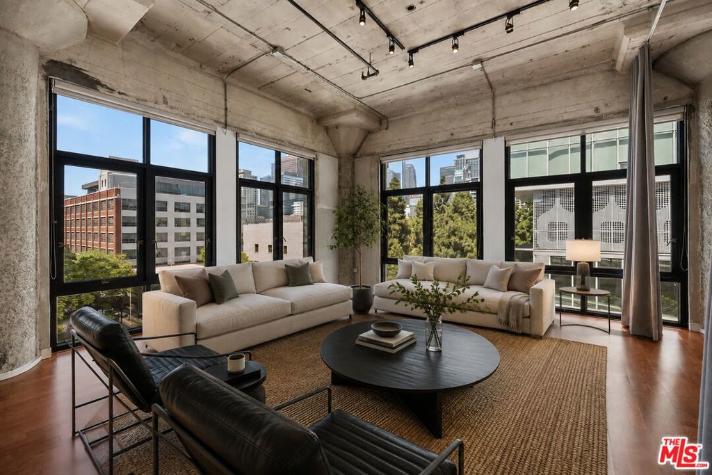 330 W 11th Street 406, Los Angeles, CA 90015 — photo 1