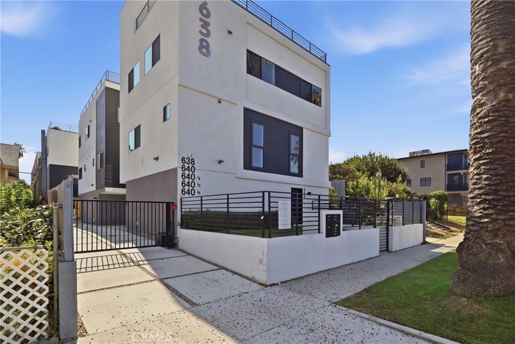 640 3/4 N Ardmore Avenue, Los Angeles, CA 90004 — photo 1