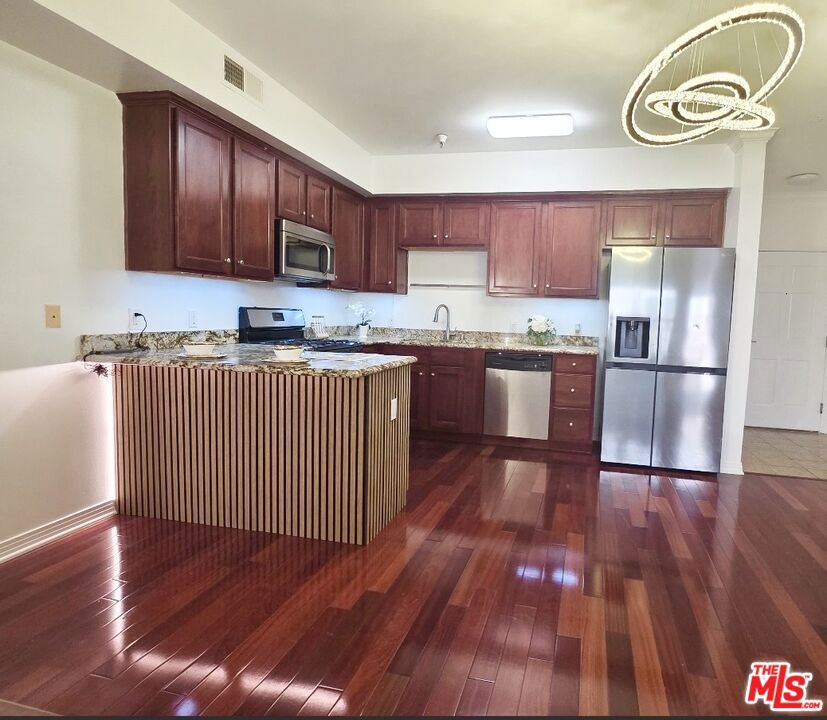 1025 Dewey Avenue 205, Los Angeles, CA 90006 — photo 1