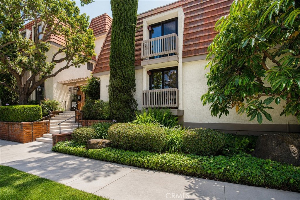 10470 Riverside 102, Toluca Lake, CA 91602 — photo 1