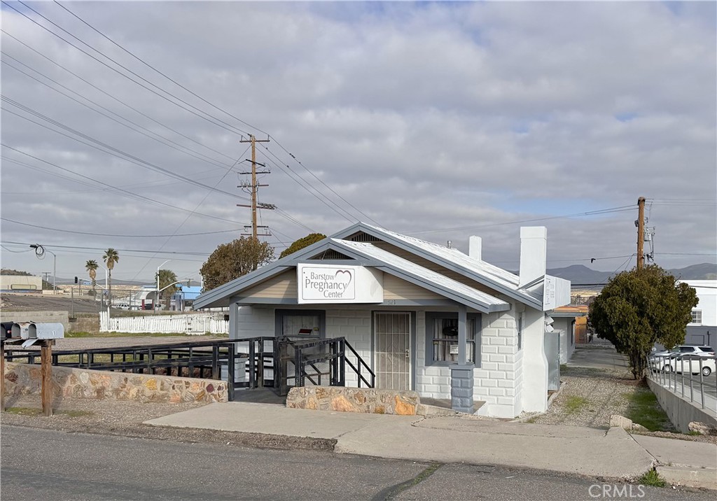 521 E Williams Street, Barstow, CA 92311 — photo 1