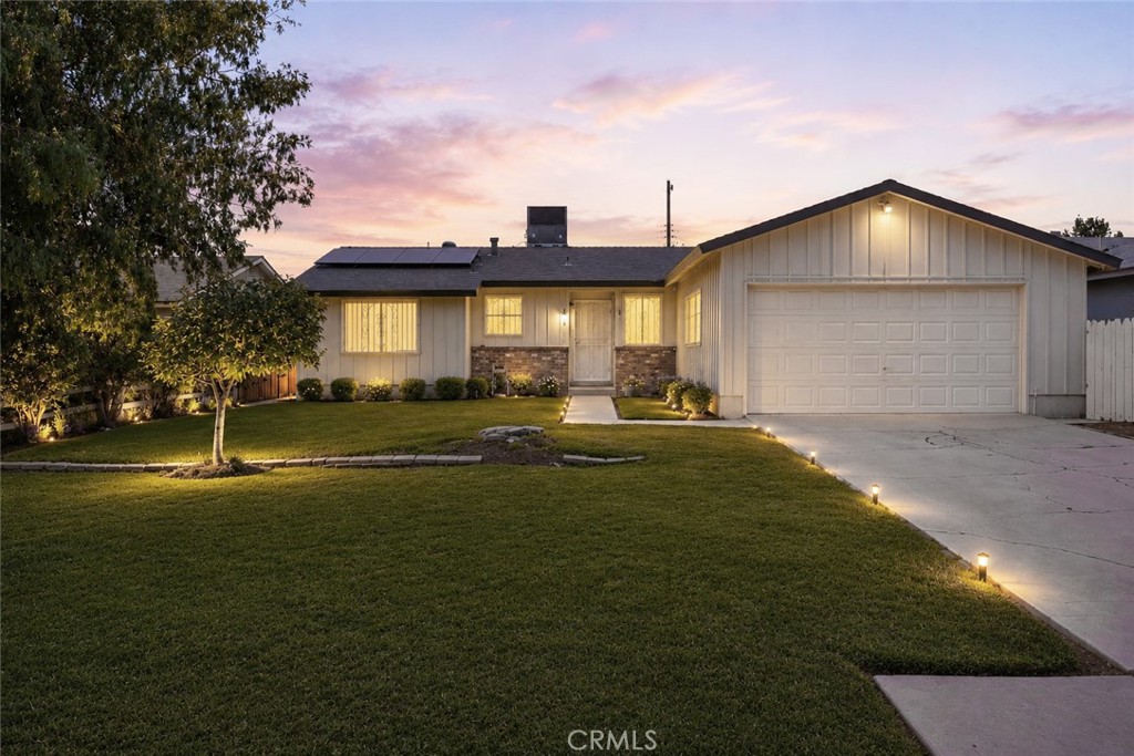 2804 Pomona, Bakersfield, CA 93305 — photo 1