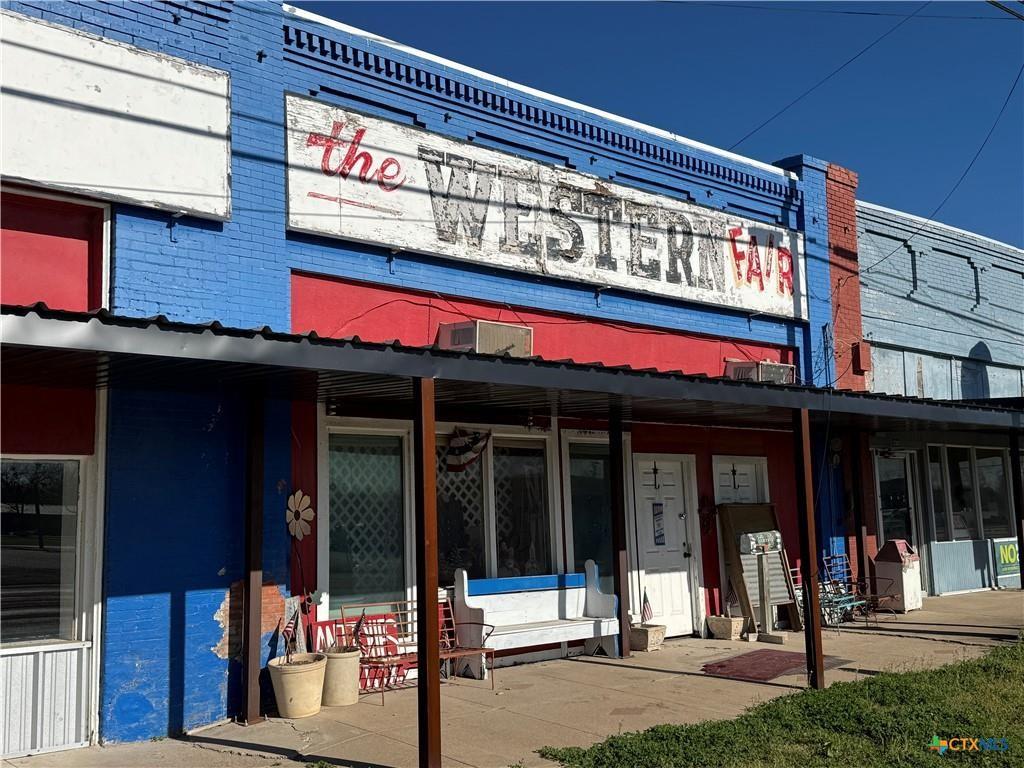 204 Gassaway, Lott, TX 76656 — photo 1
