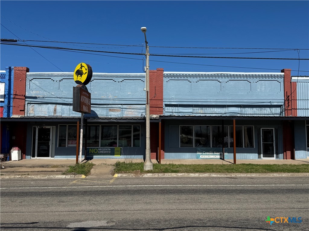 208 E Gassaway, Lott, TX 76656 — photo 1