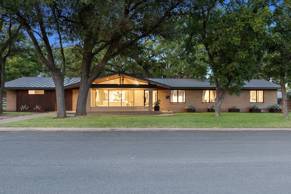 806 W Schubert St, Fredericksburg, TX 78624 — photo 1